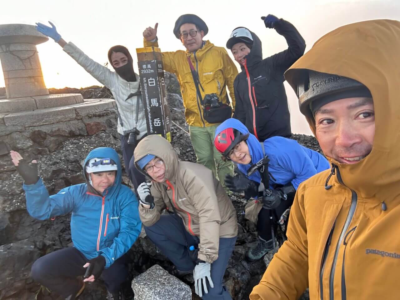 登山道場の白馬岳登山ツアー:白馬岳山頂での記念撮影