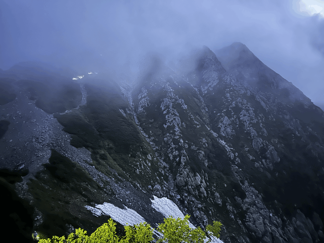 登山道場:剱岳登山講習でのチームワーク指導風景/2025年8月3日〜4日