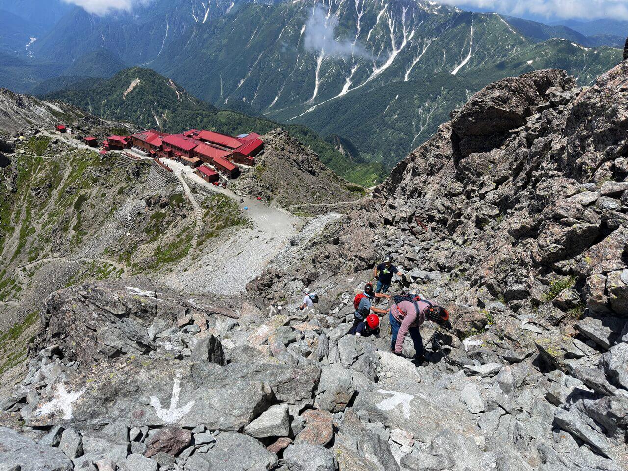 登山道場 槍ヶ岳ツアー 穂先の登りは過酷