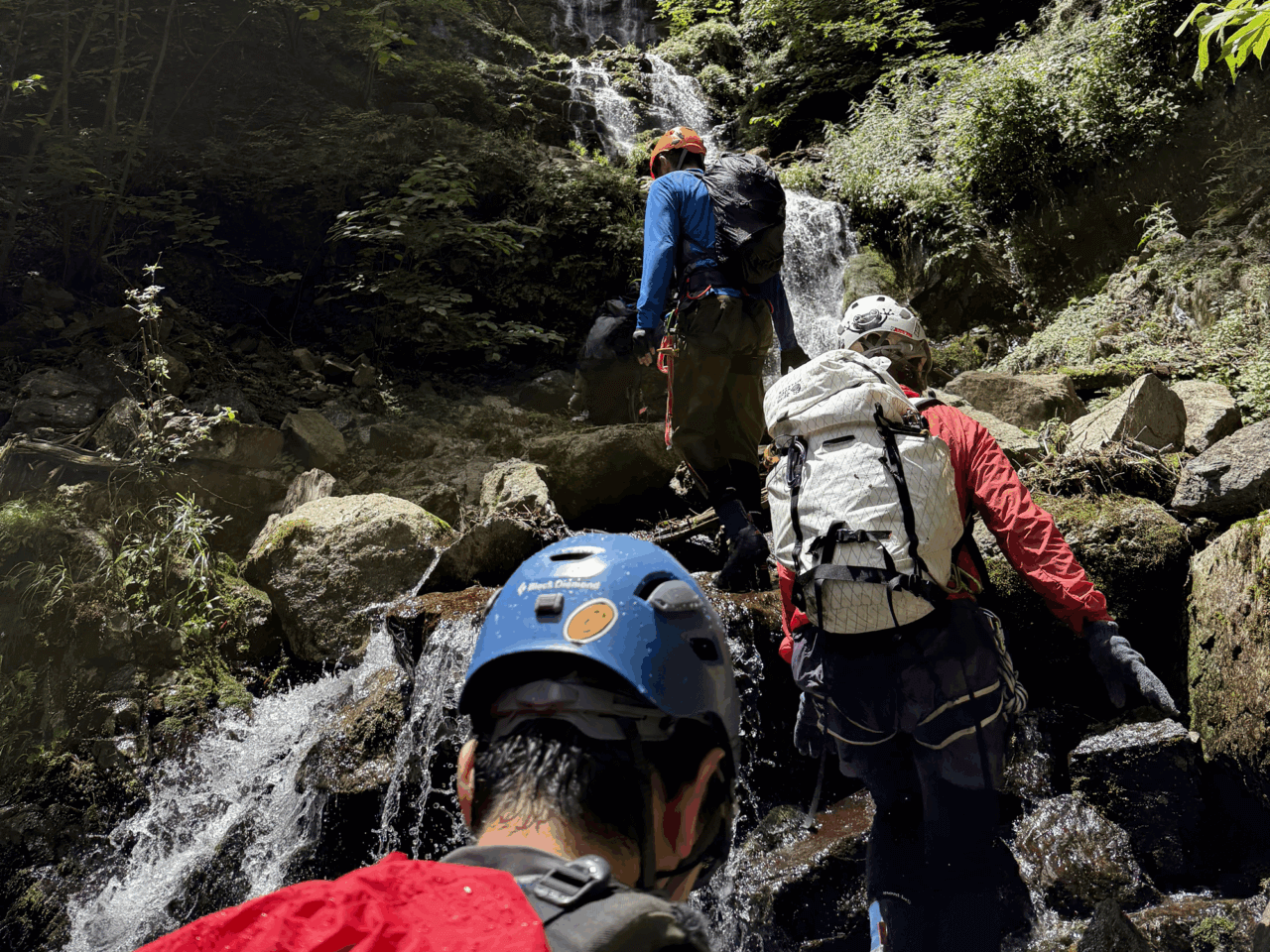 登山道場：四十八滝沢シャワークライミング講習風景2025年7月