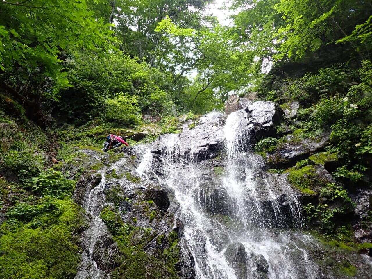 登山道場：四十八滝沢シャワークライミング講習風景2025年7月